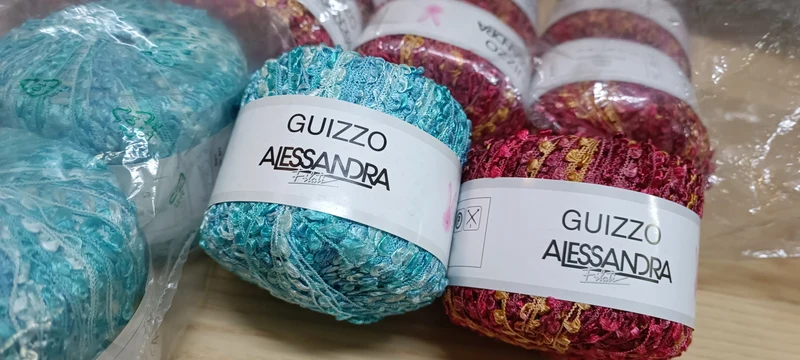 Guizzo Alessandra, filato in poliammide glamour, 16 gomitoli da 50g, 12 fantasia rosa e 4 celeste, ferri 5. 800g.