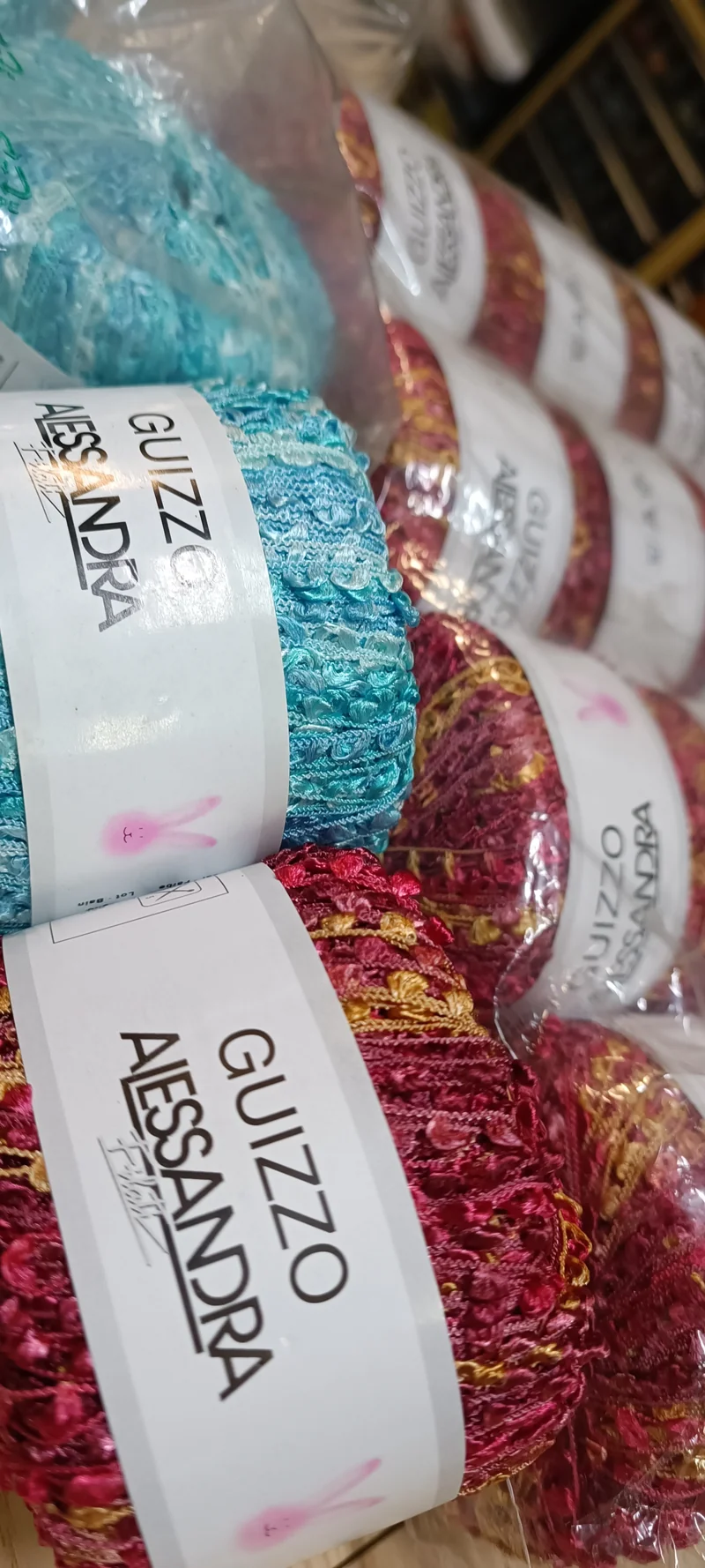 Guizzo Alessandra, filato in poliammide glamour, 16 gomitoli da 50g, 12 fantasia rosa e 4 celeste, ferri 5. 800g.