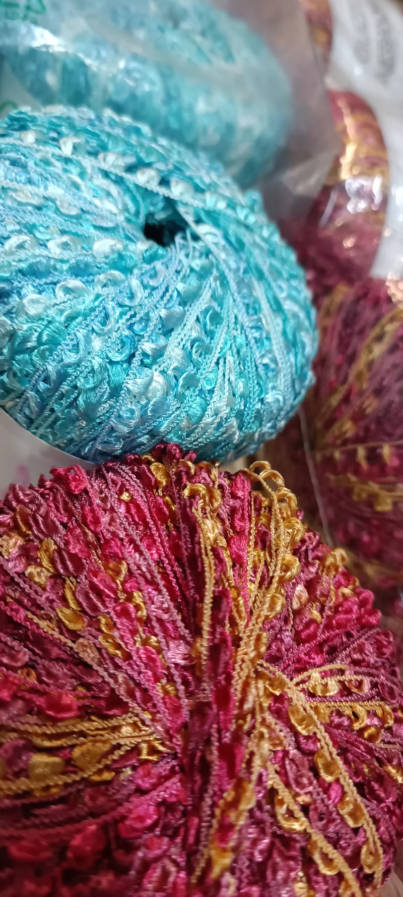 Guizzo Alessandra, filato in poliammide glamour, 16 gomitoli da 50g, 12 fantasia rosa e 4 celeste, ferri 5. 800g.