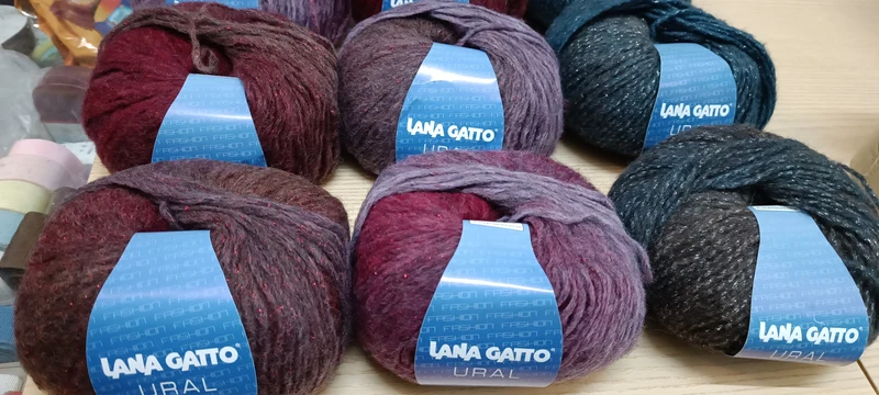 Un mix di gomitoli Ural Gatto per maglieria glamour! 500g.