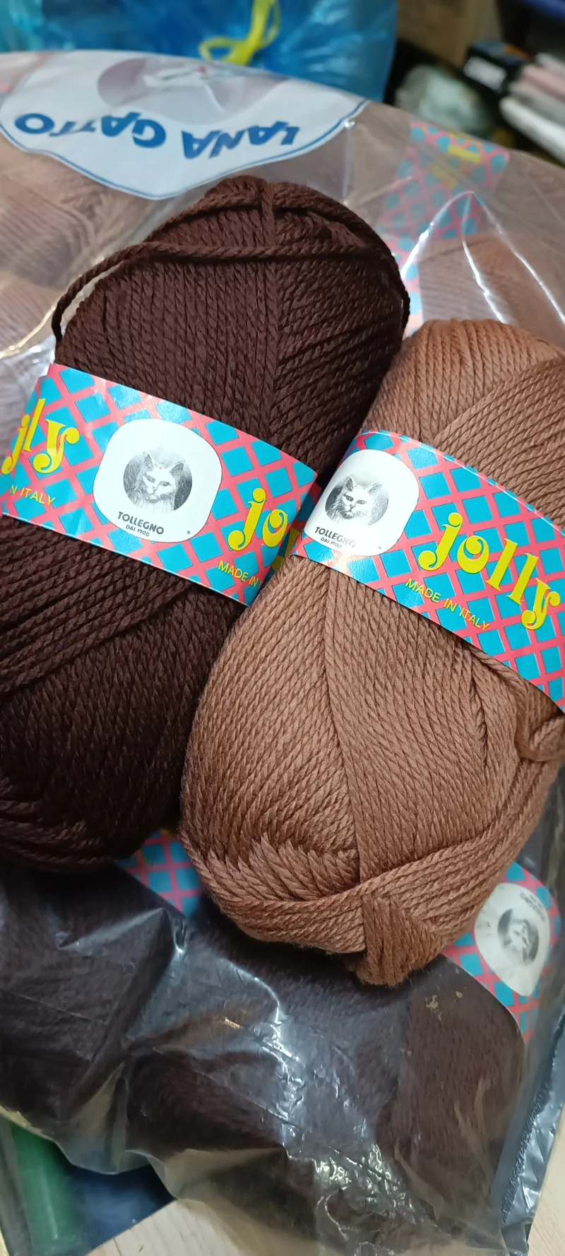 Jolly Gatto un fantastico acrilico italiano di grande qualità per una morbida e calda coperta. Marroncino e nocciola, ferri 3,5/4. 2kg.