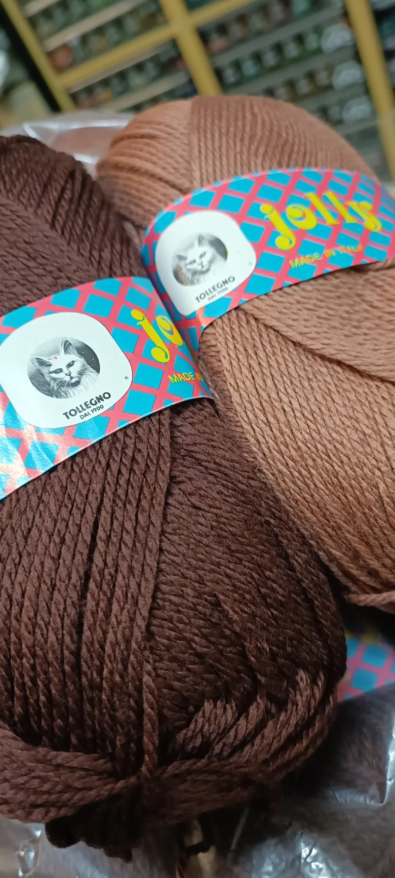 Jolly Gatto un fantastico acrilico italiano di grande qualità per una morbida e calda coperta. Marroncino e nocciola, ferri 3,5/4. 2kg.
