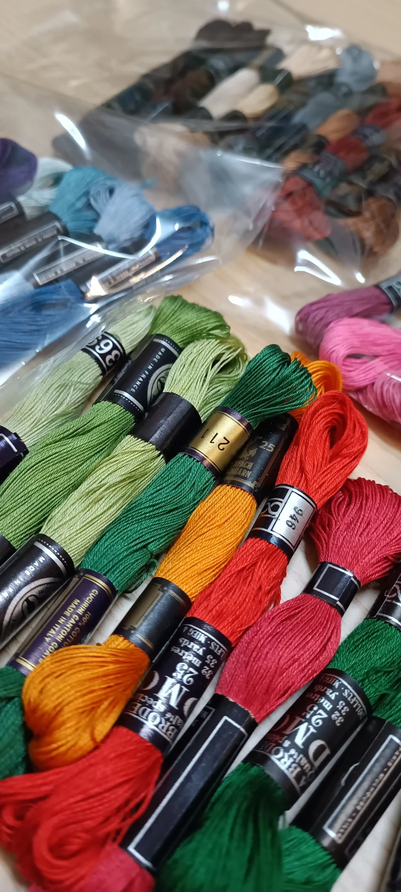 Cotone da ricamo DMC e Anchor, colori assortiti in foto, 50 matassine. 150g.