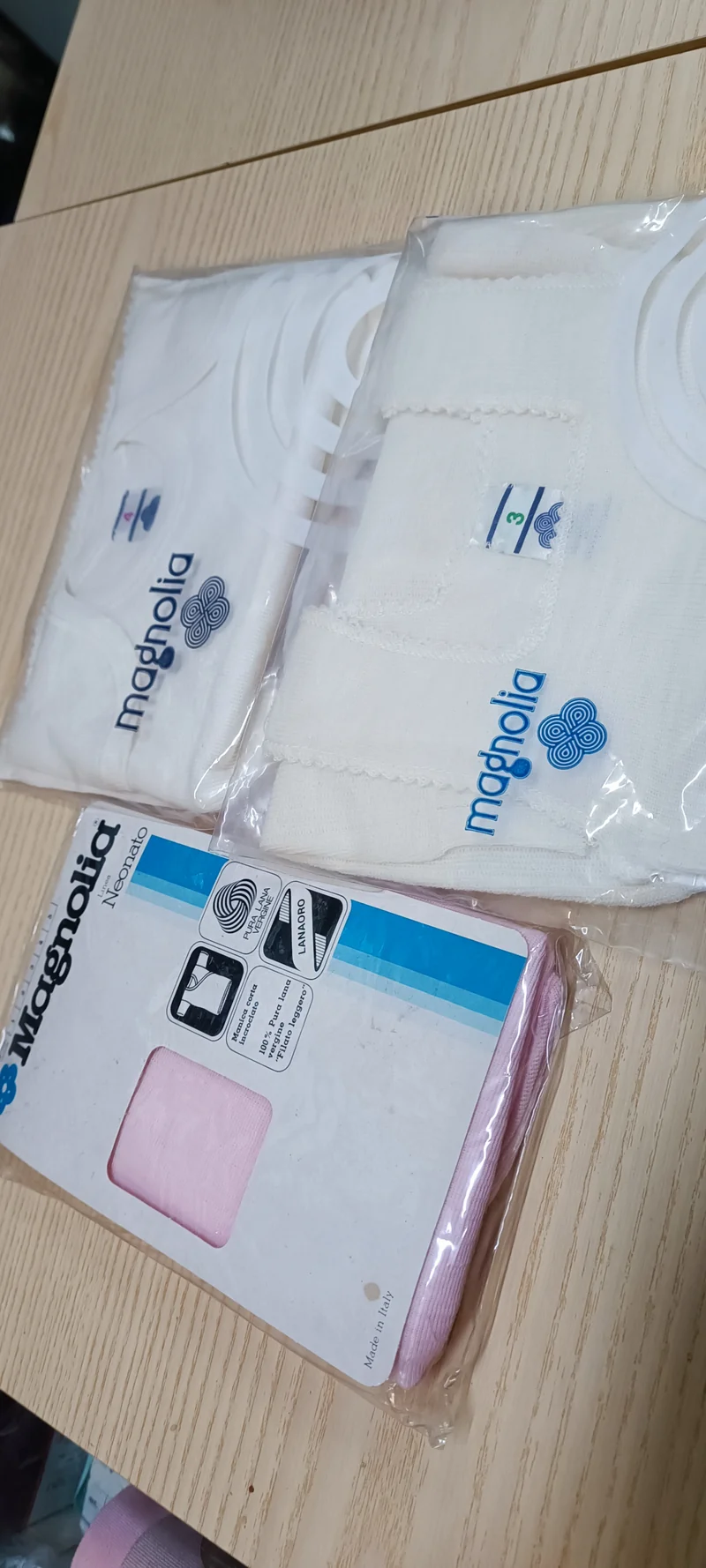 Tre magliette neonato di lana della Magnolia, mis 3 e 4. 200g.