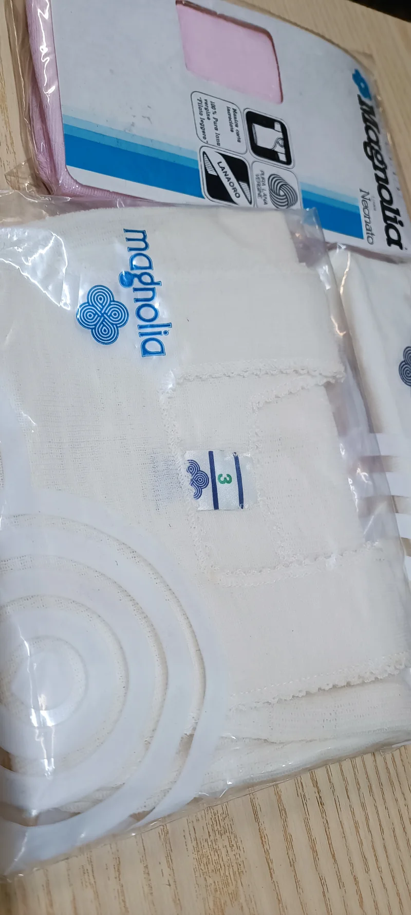 Tre magliette neonato di lana della Magnolia, mis 3 e 4. 200g.