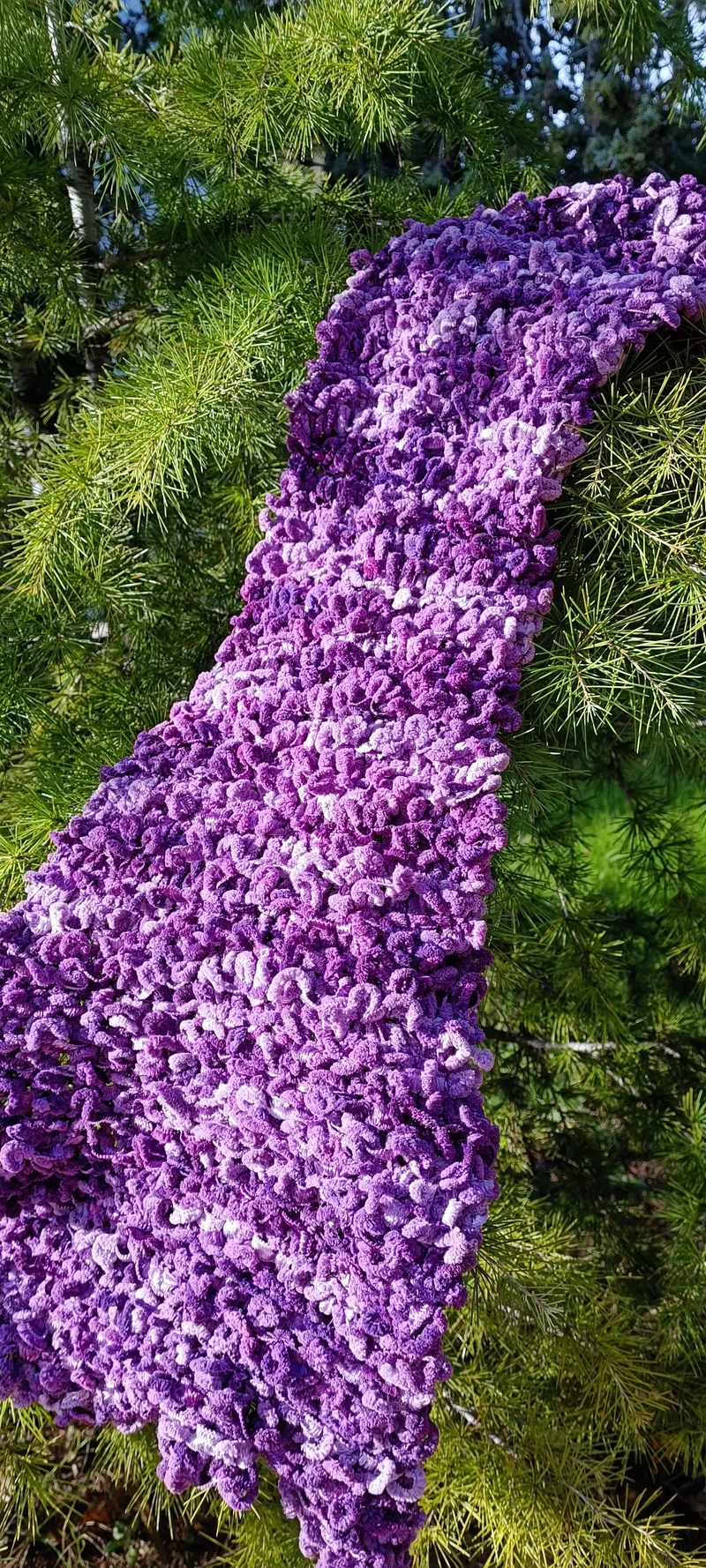Scialle in elegante filato in sfumato di lilla e viola di ciniglia. 600g.