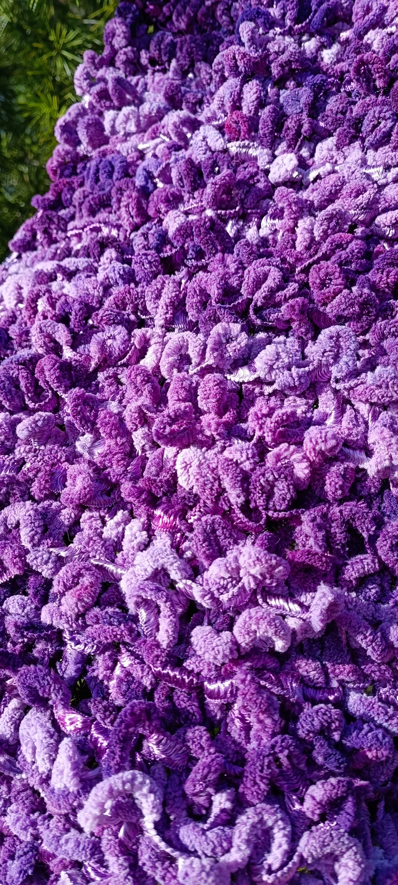 Scialle in elegante filato in sfumato di lilla e viola di ciniglia. 600g.