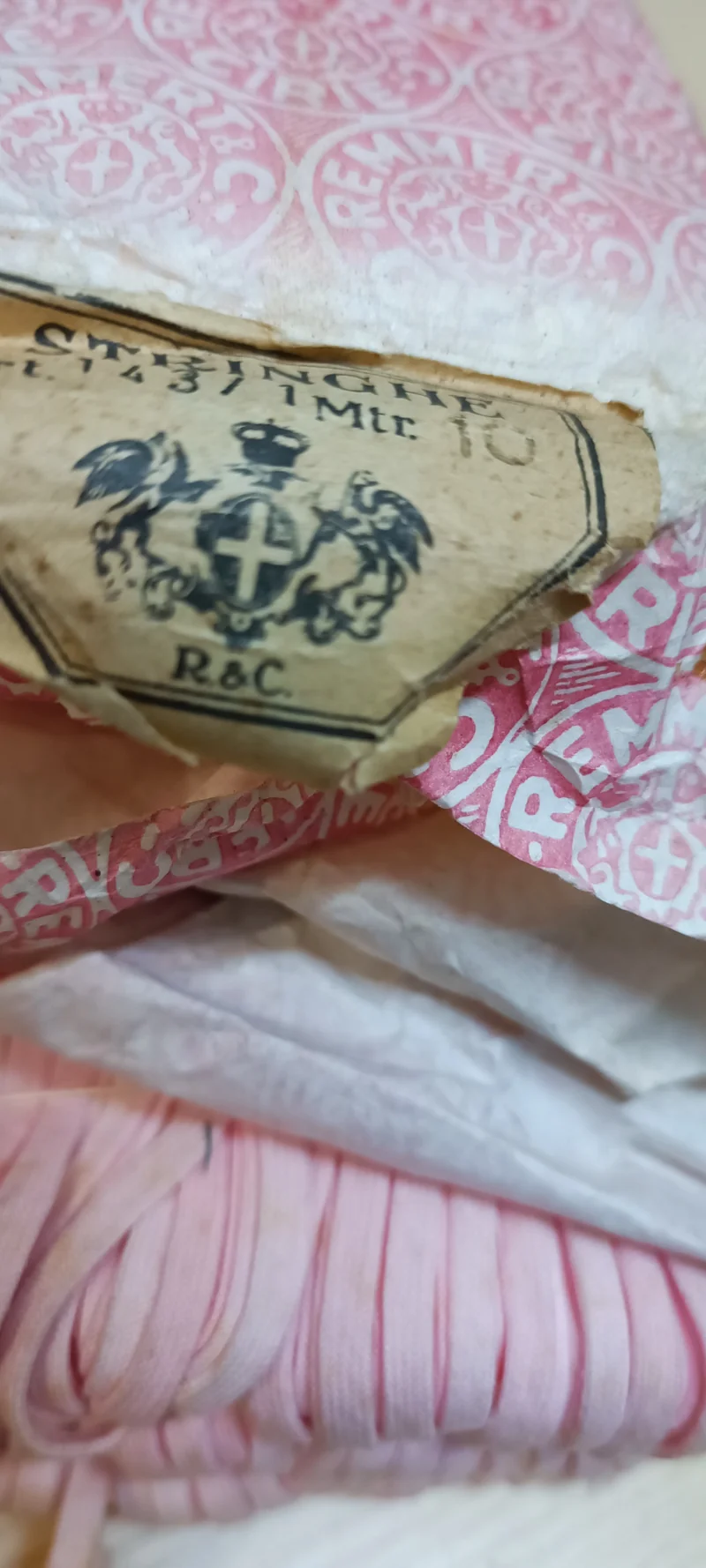 Stringhe rosa vintage in matassine di 10 metri. Confezione da 12 matassine. 200g.