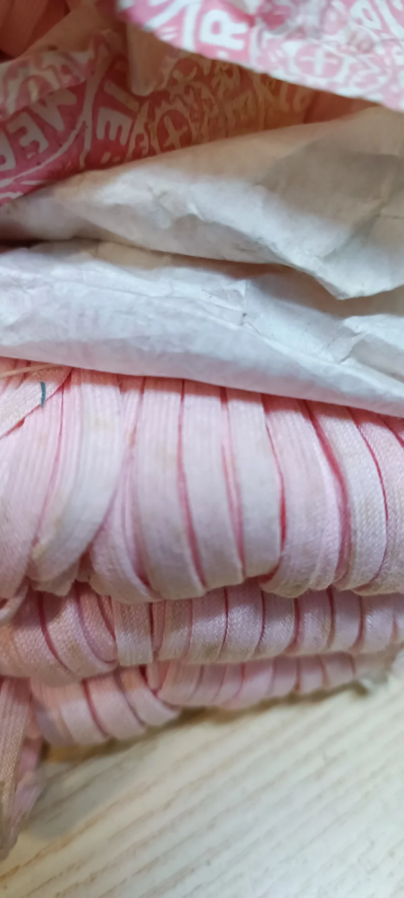 Stringhe rosa vintage in matassine di 10 metri. Confezione da 12 matassine. 200g.