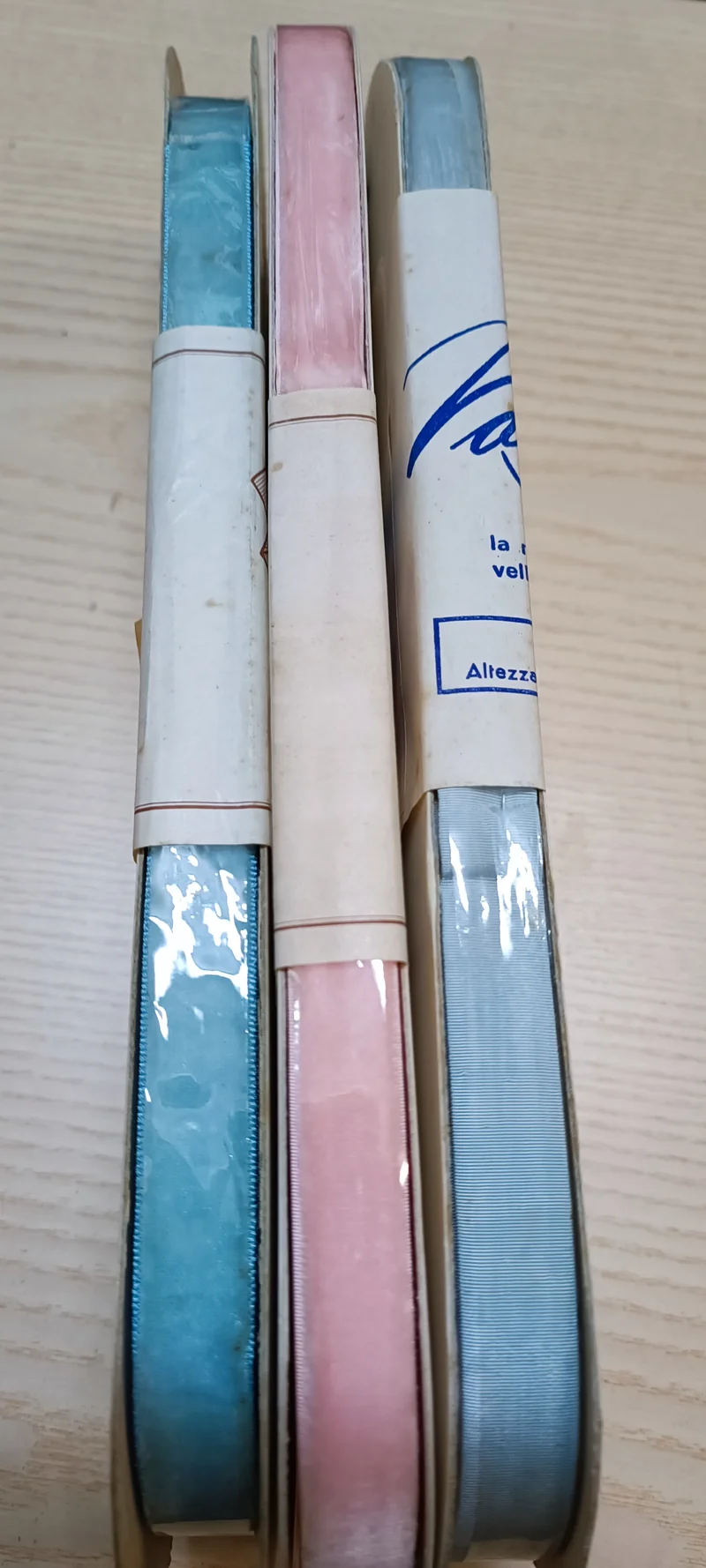 Tre confezioni di nastro di velluto da 10 metri e 15 mm di altezza. 400g.