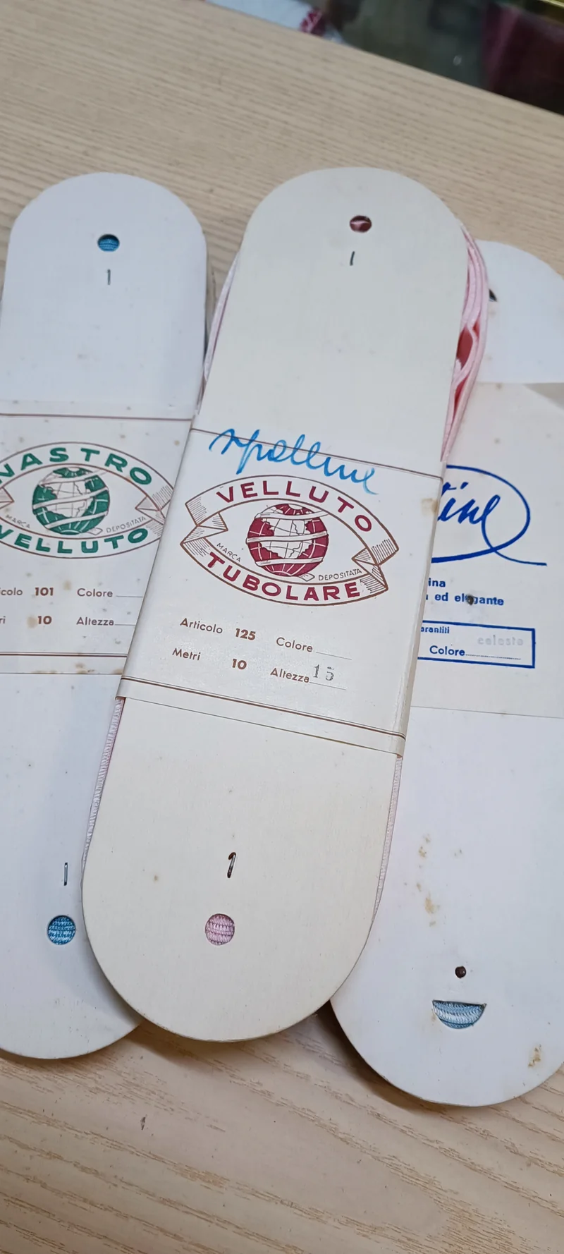 Tre confezioni di nastro di velluto da 10 metri e 15 mm di altezza. 400g.