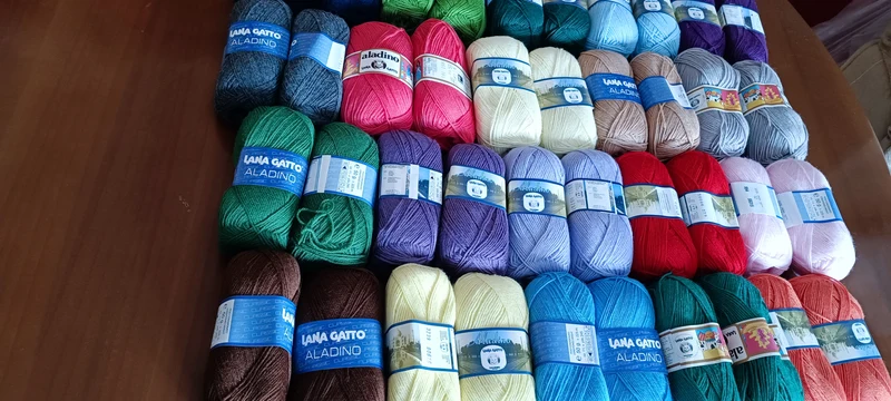 Quaranta gomitoli, 2x colore di Aladino Gatto, misto lana per una coperta Granny. Rivista in omaggio. 2kg.