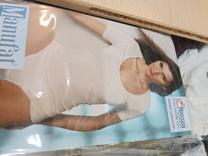 Maglia intima Manufat in filo di scozia, mezza manica, bordo raso. 100g.