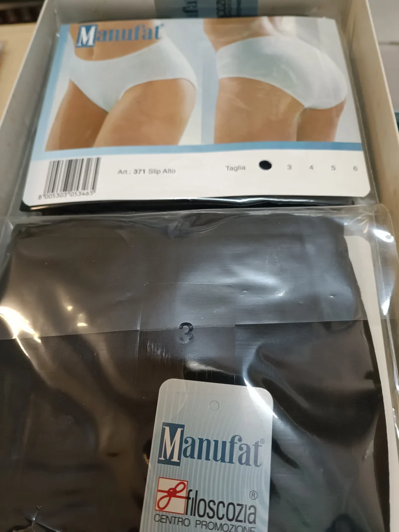 Intimo donna Manufat in filo di scozia, modello slip alto, bianco e nero. 50 g.