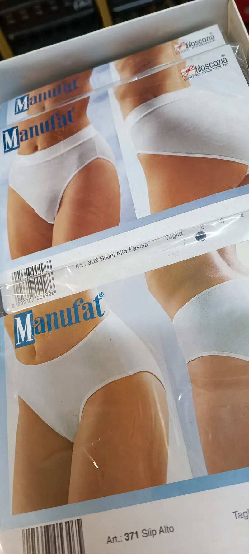 Intimo donna Manufat in filo di scozia, modello bikini alto, bianco e nero. 50 g.