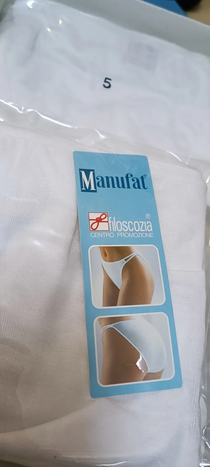 Intimo donna Manufat in filo di scozia, modello bikini, bianco e nero. 50 g.