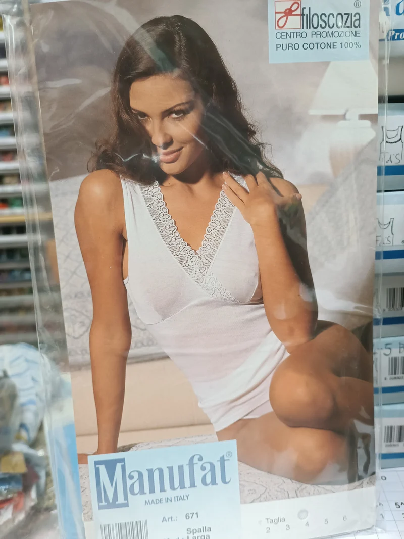 Intimo donna Manufat, filo di scozia,spalla larga con forma seno, bordo macramè. 100g.