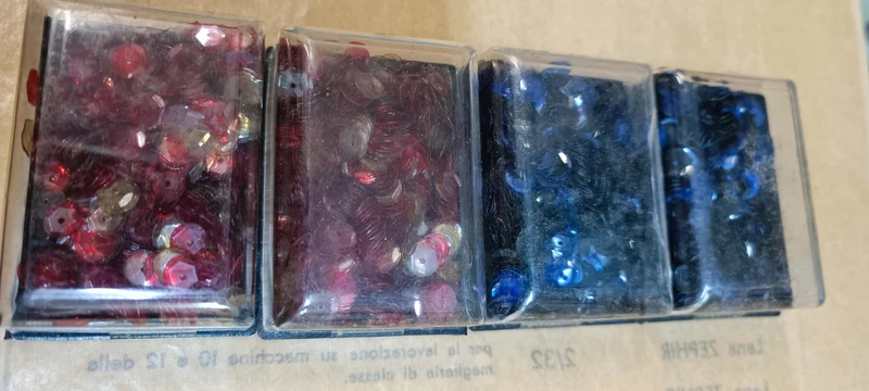 Quattro scatoline di paillettes, colori in foto.100g.