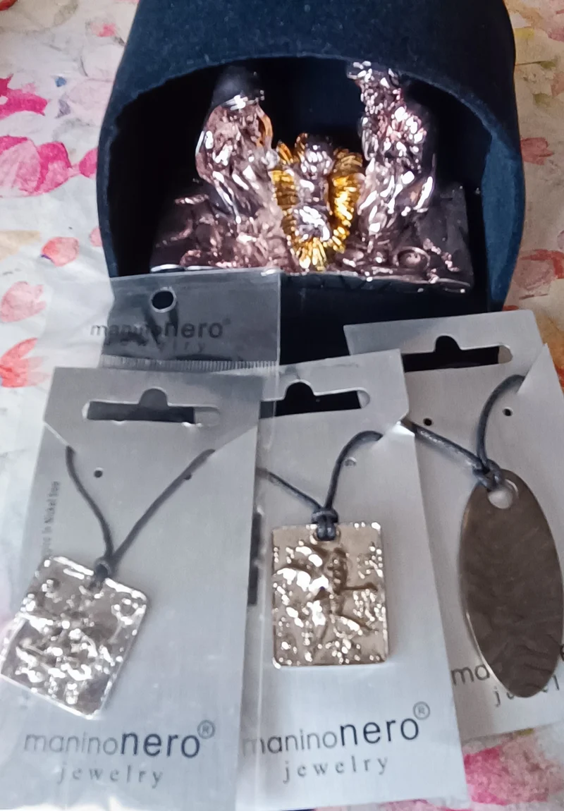 Collana con ciondolo anallergico. Tre pezzi assortiti.150g.