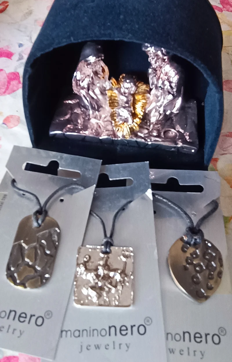 Collana con ciondolo anallergico. Tre pezzi assortiti.150g.