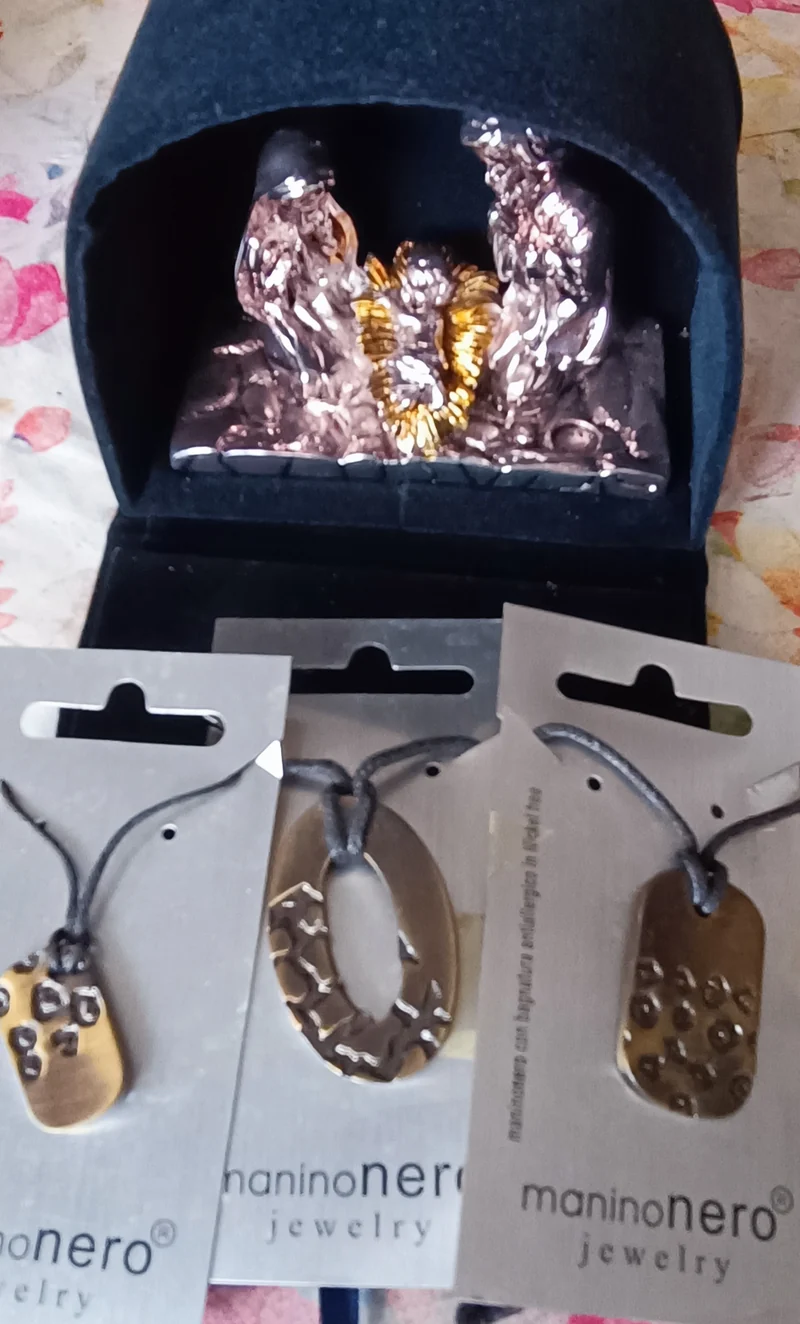 Collana con ciondolo anallergico. Tre pezzi assortiti.150g.