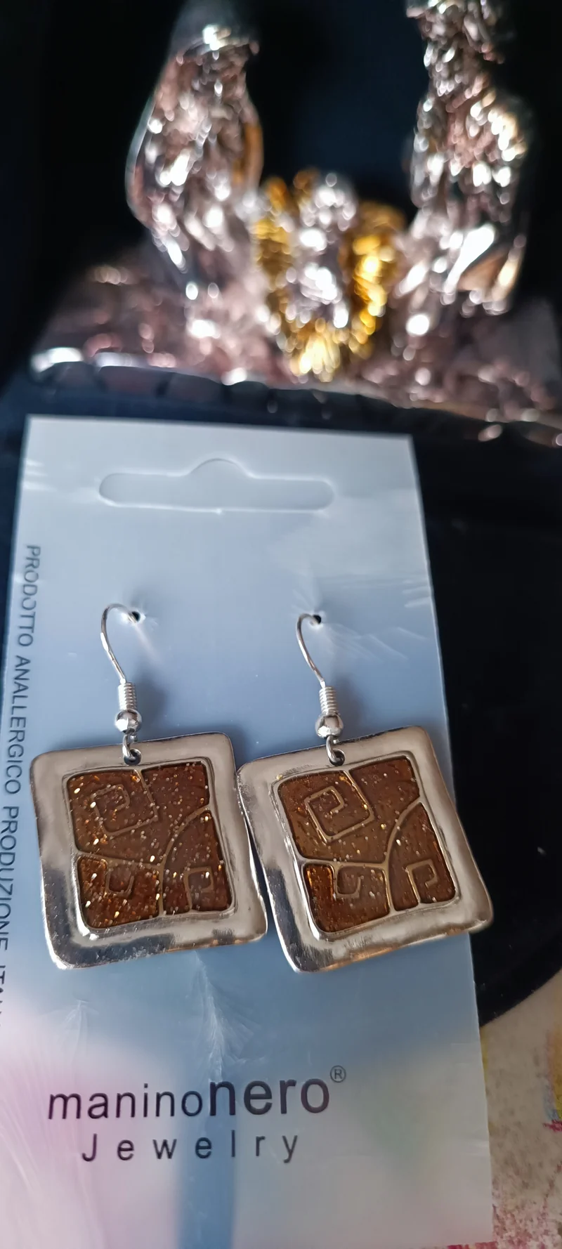 Coppia di orecchini in materiale anallergico. 50g.