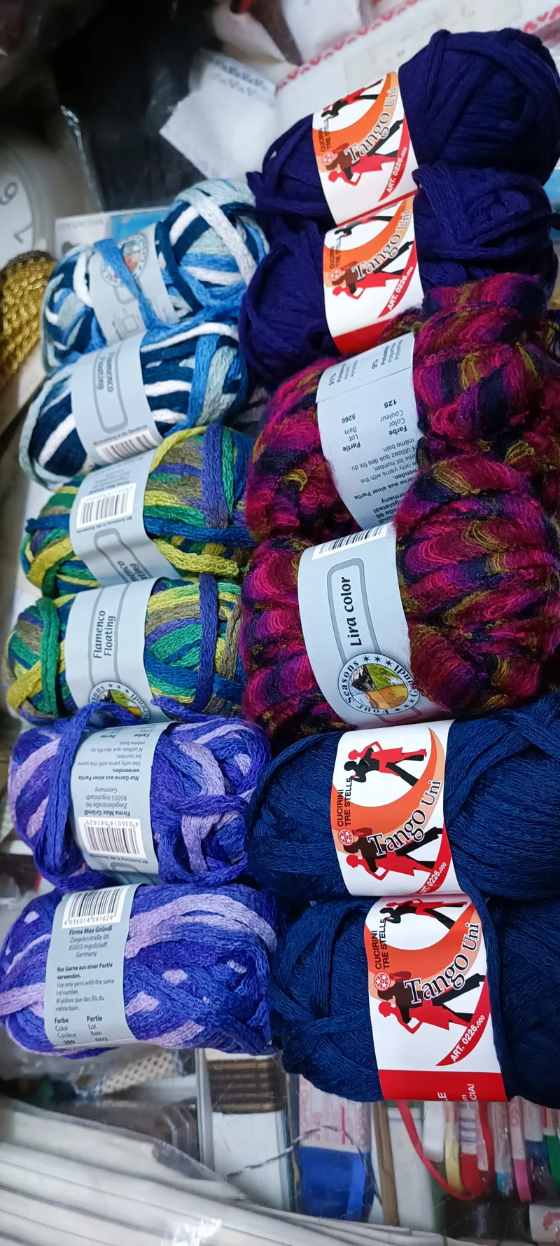 Gomitoli in mix and match di filati per sciarpine e bordure. 600g