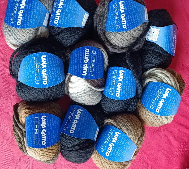Filato moda Corallo Lana Gatto in mix di colori per e fantasia grigio-beige nocciola, per una maglia fashion. ferri 6/7. 550g.