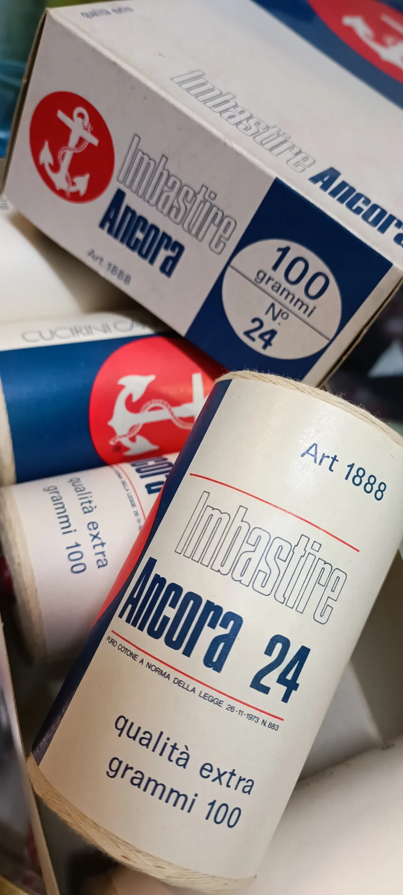 Rocchetto di filo per imbastire, n 24, Ancora, 100g. €1,99.