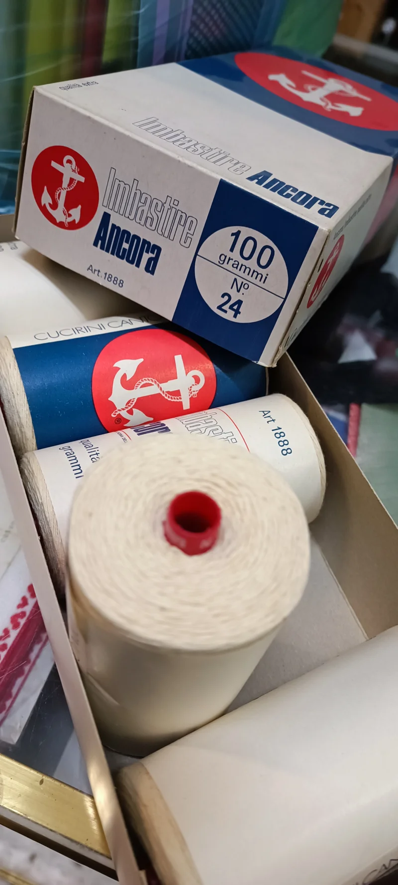 Rocchetto di filo per imbastire, n 24, Ancora, 100g. €1,99.