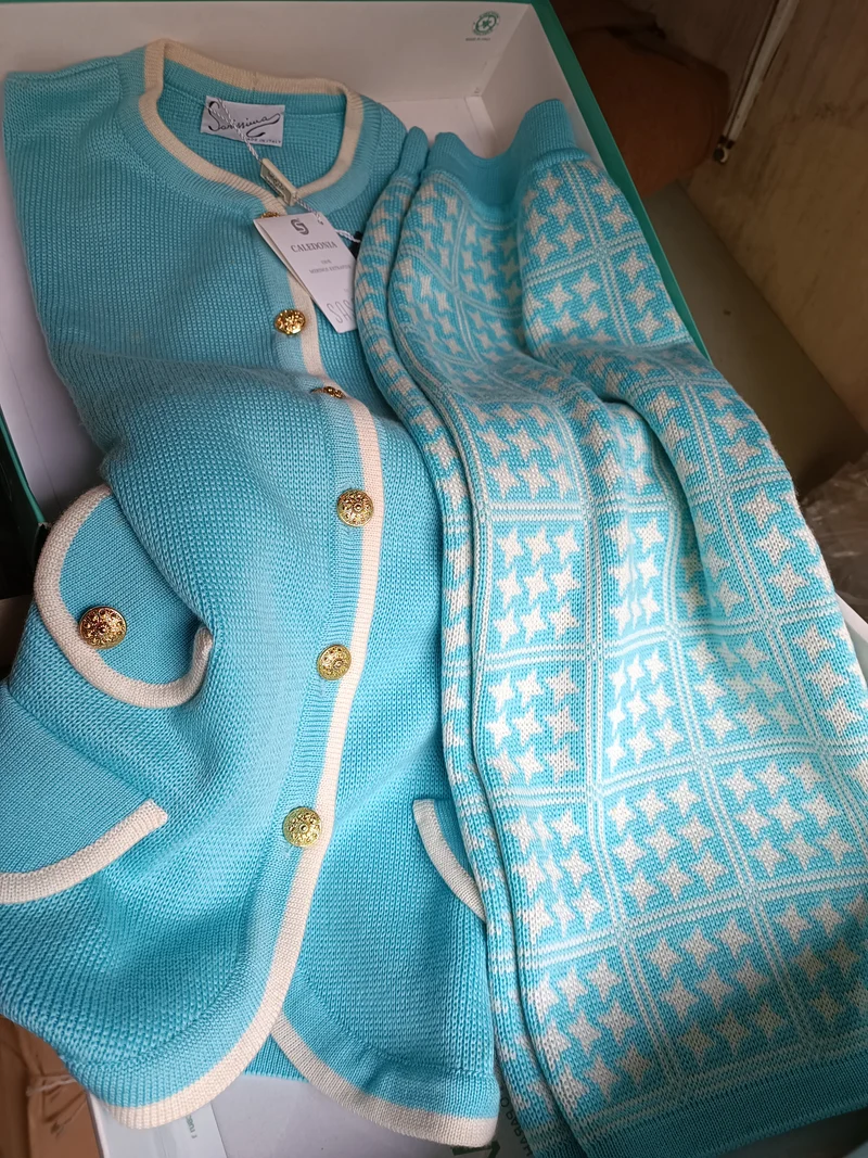 Completo giacca e gonna di pura lana, pratico ed elegante. Taglia 50. 1,3 kg.