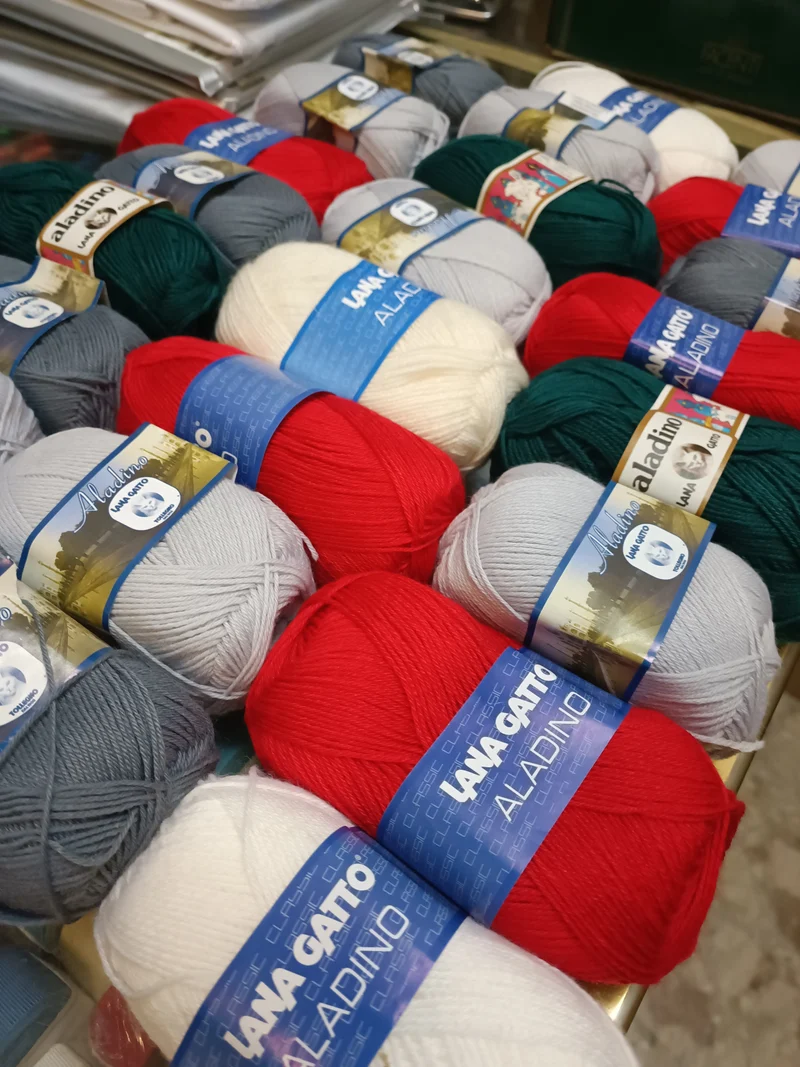 Mix di gomitoli di Lana Gatto Aladino, misto lana 225m x 50g. 1,2kg.