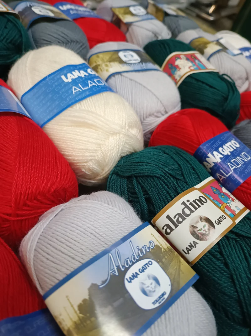 Mix di gomitoli di Lana Gatto Aladino, misto lana 225m x 50g. 1,2kg.