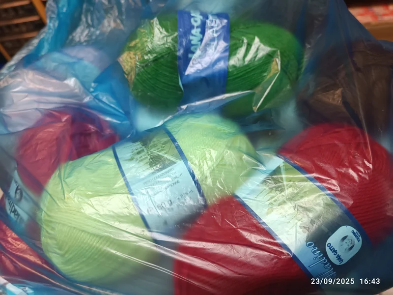 Mix di gomitoli di Lana Gatto Aladino, misto lana 225m x 50g. 1,2kg.