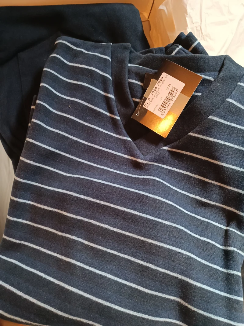 Pigiama uomo Parah, scollo a V, taglia XL. 1kg.