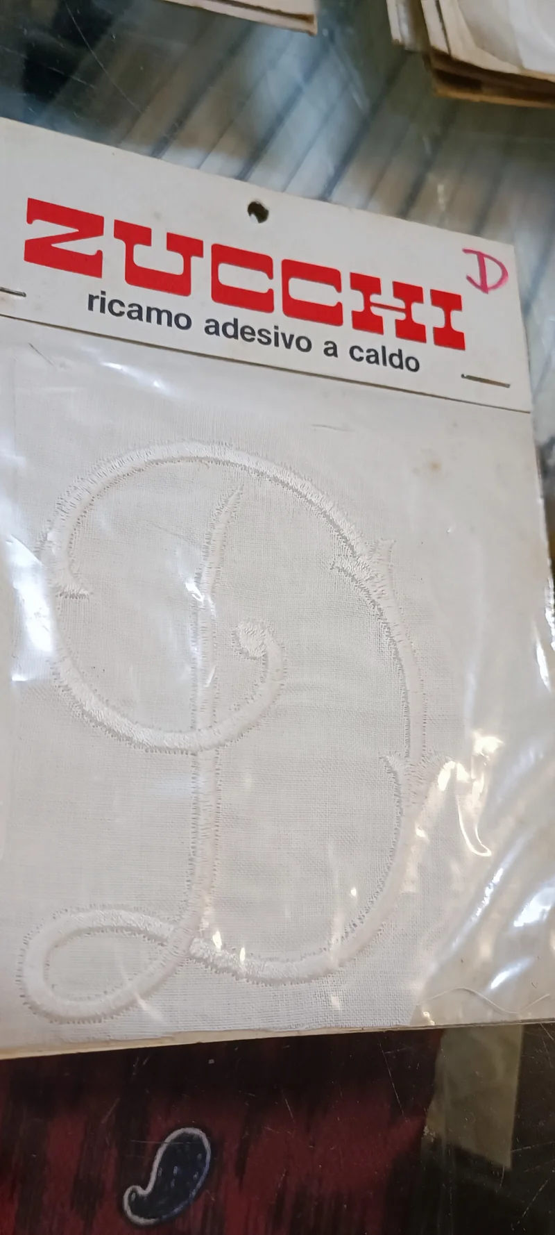 Iniziale ricamata Zucchi, trasferibile a caldo. 50 g.