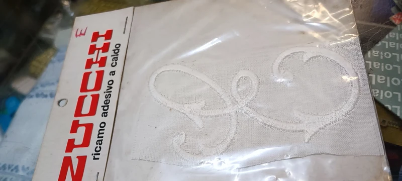 Iniziale ricamata Zucchi, trasferibile a caldo. 50 g.