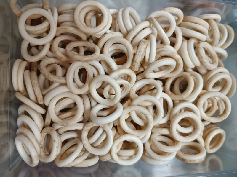Stock di anellini utili per tendine o per confezionare orecchini all'uncinetto. 200g.