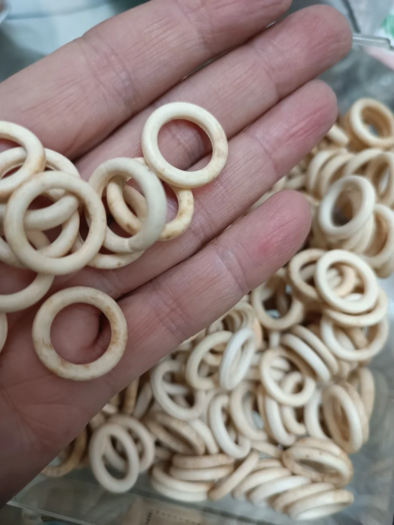 Stock di anellini utili per tendine o per confezionare orecchini all'uncinetto. 200g.