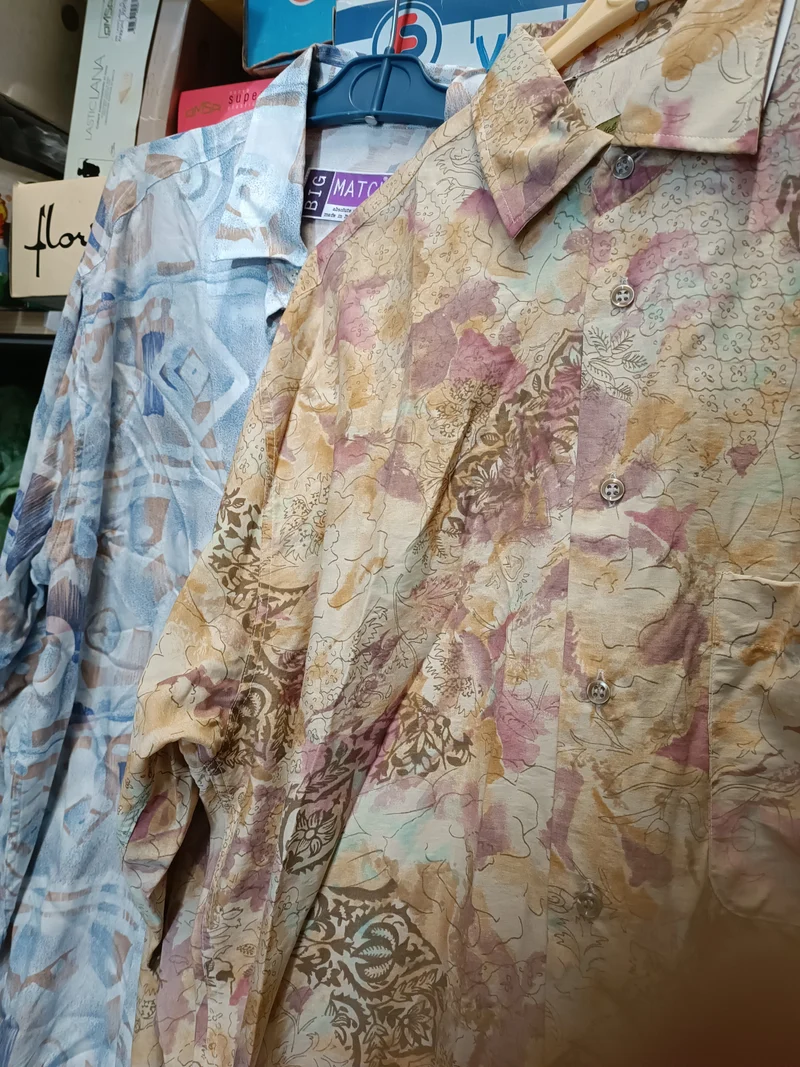 Due camicie vintage a fantasia, taglia M . 600g.