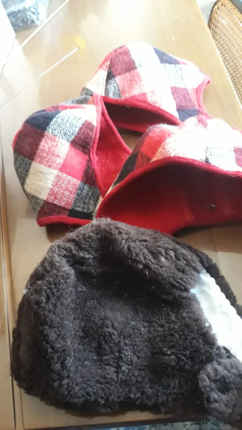 Cappelli vintage modello casco, molto caldi, quattro pezzi in foto. 600g.