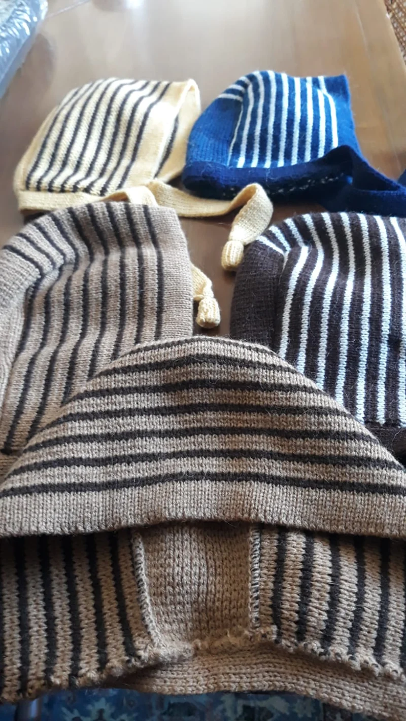 Stonck di cappelli in misto lana, modello cuffia, colori in foto. Tredici pezzi. 900g.