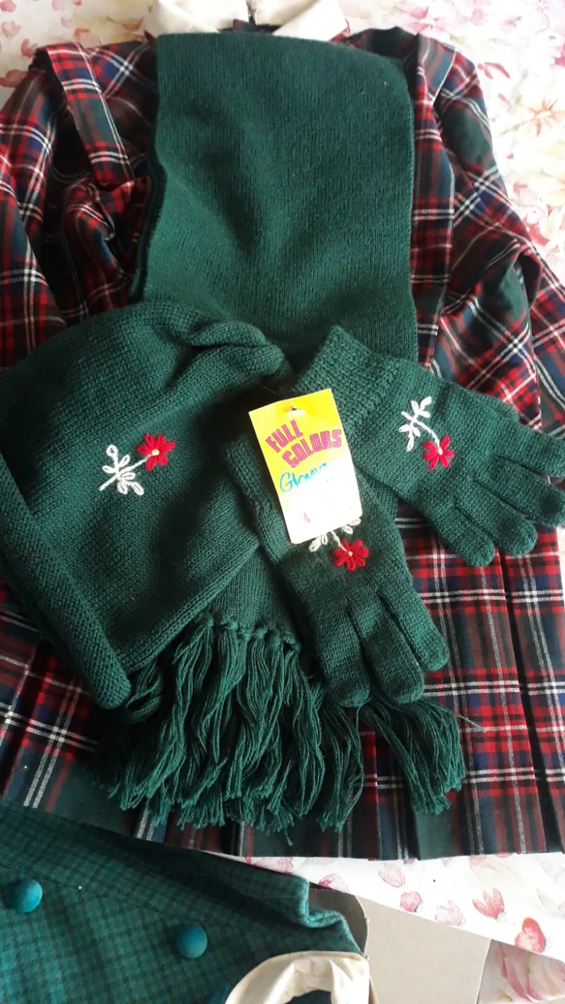 Set composto da sciarpa, cappello e guanti. 400g.