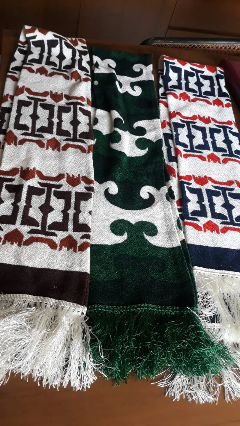 Tre sciarpe vintage, molto originali, cm170 x cm 18.. 900g.