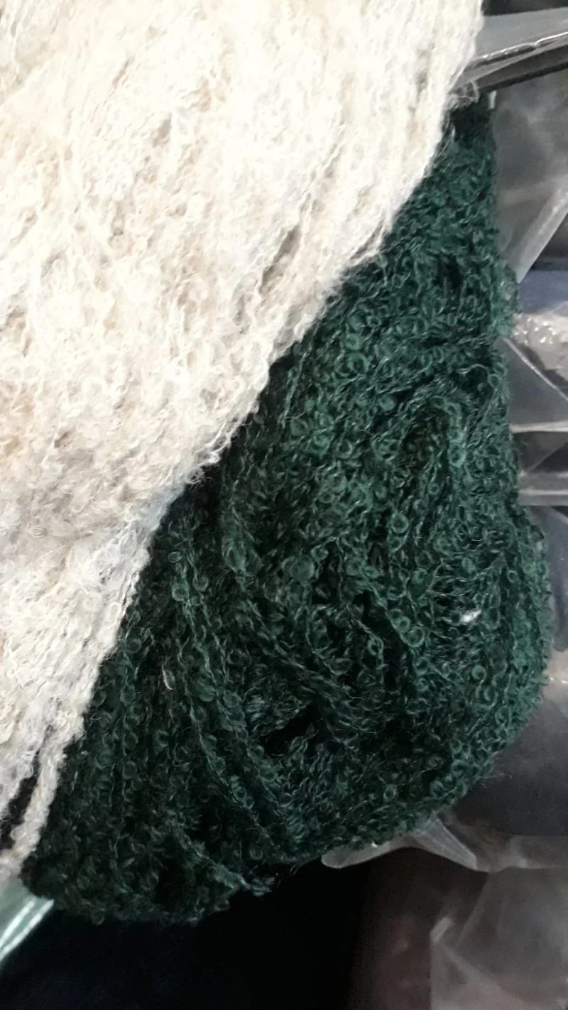 Matasse di bouclé colore panna-corda e Verdone. 2 kg.