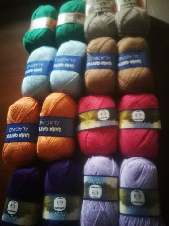 Un mix di colori di misto lana merino Aladino Gatto, 800g.