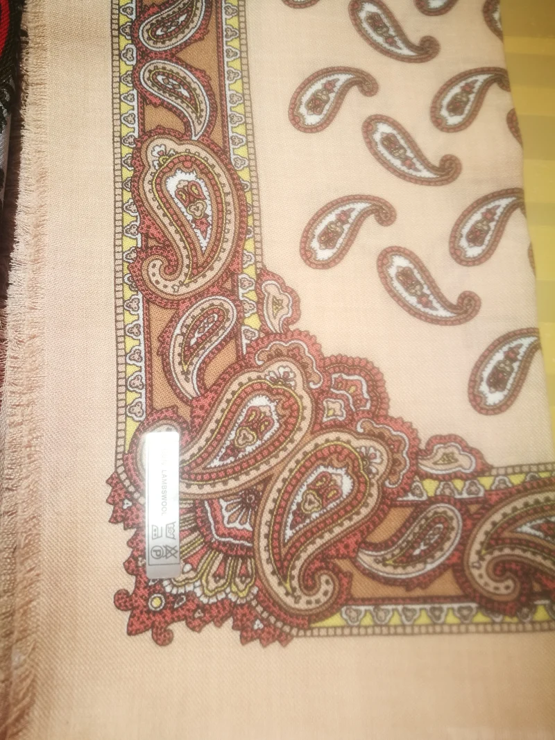 Foulard donna in pura lana, cm 76 x cm 76, tessuto leggero e a fantasia. 150g.