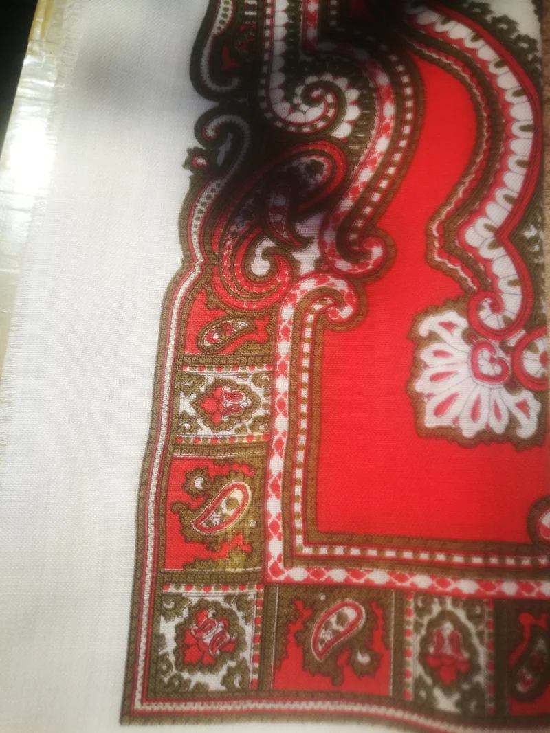 Foulard donna in pura lana, cm 76 x cm 76, tessuto leggero e a fantasia. 150g.