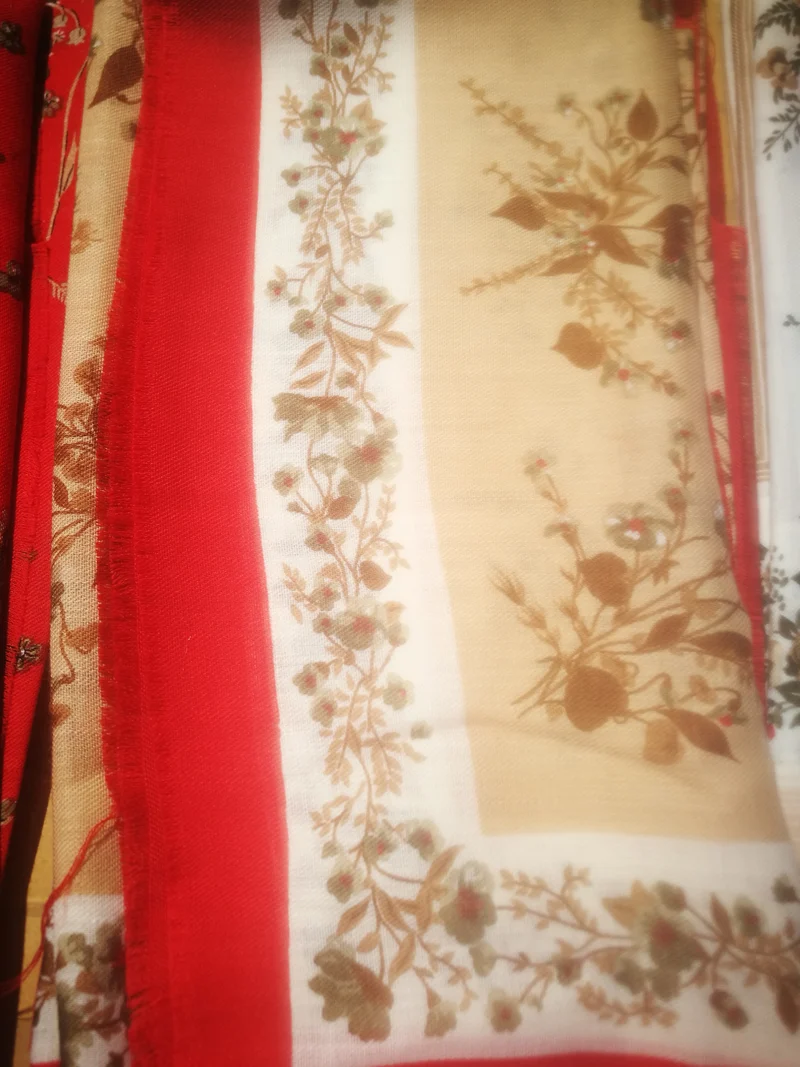 Foulard donna in pura lana, cm 76 x cm 76, tessuto leggero e a fantasia. 150g.
