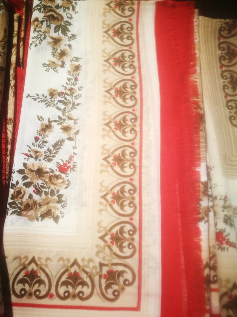 Foulard donna in pura lana, cm 76 x cm 76, tessuto leggero e a fantasia. 150g.